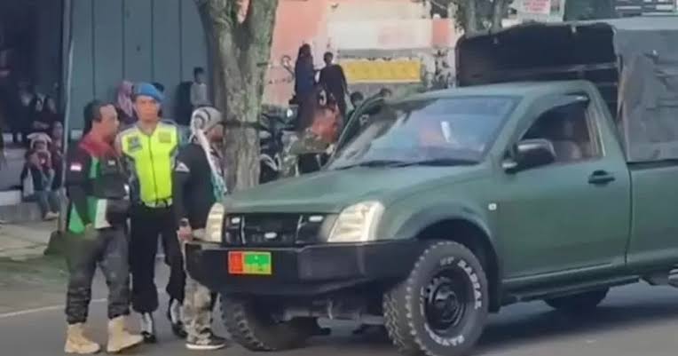 Viral! Oknum Ormas Tendang Kendaraan TNI