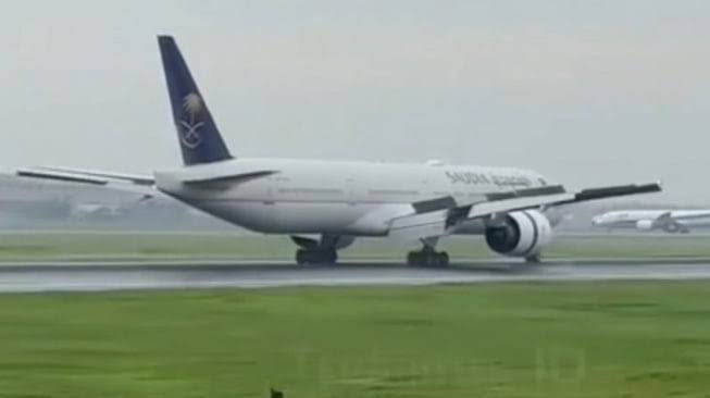 Pesawat Saudi Airlines Mendarat Darurat di Kualanamu Deli Serdang