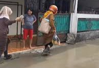 Viral! Emak-Emak Jalan di Atas Jalan Baru Dicor