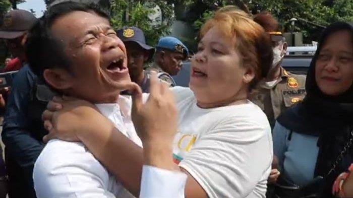 Viral! Bupati Purwakarta Tak Kuasa Dicium Emak Berambut Pirang