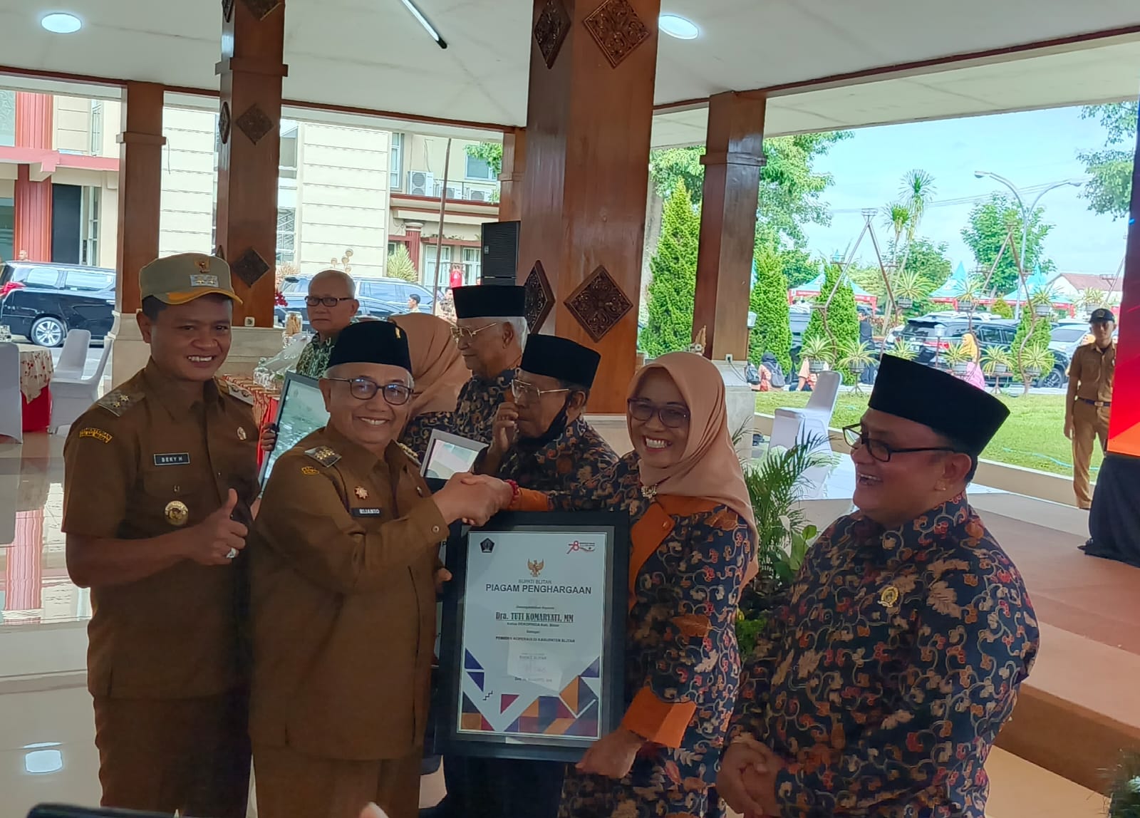 Ketua Dekopinda Tuti Komaryati Terima penghargaan Sebagai Tokoh Koperasi di Harkopnas ke 78 dari Bupati Blitar
