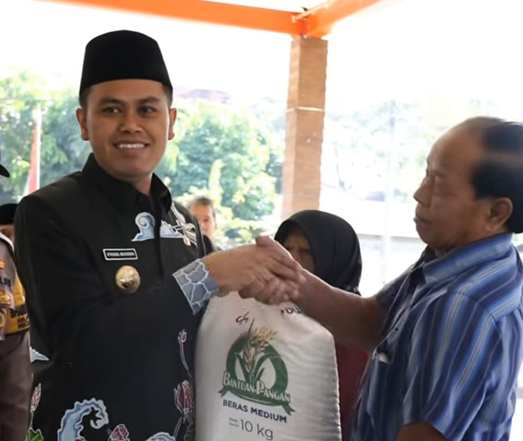 Walikota Blitar Bagikan Beras Bapan kepada 8026 KPM Kelompok Rentan Secara Simbolis ini Pesannya