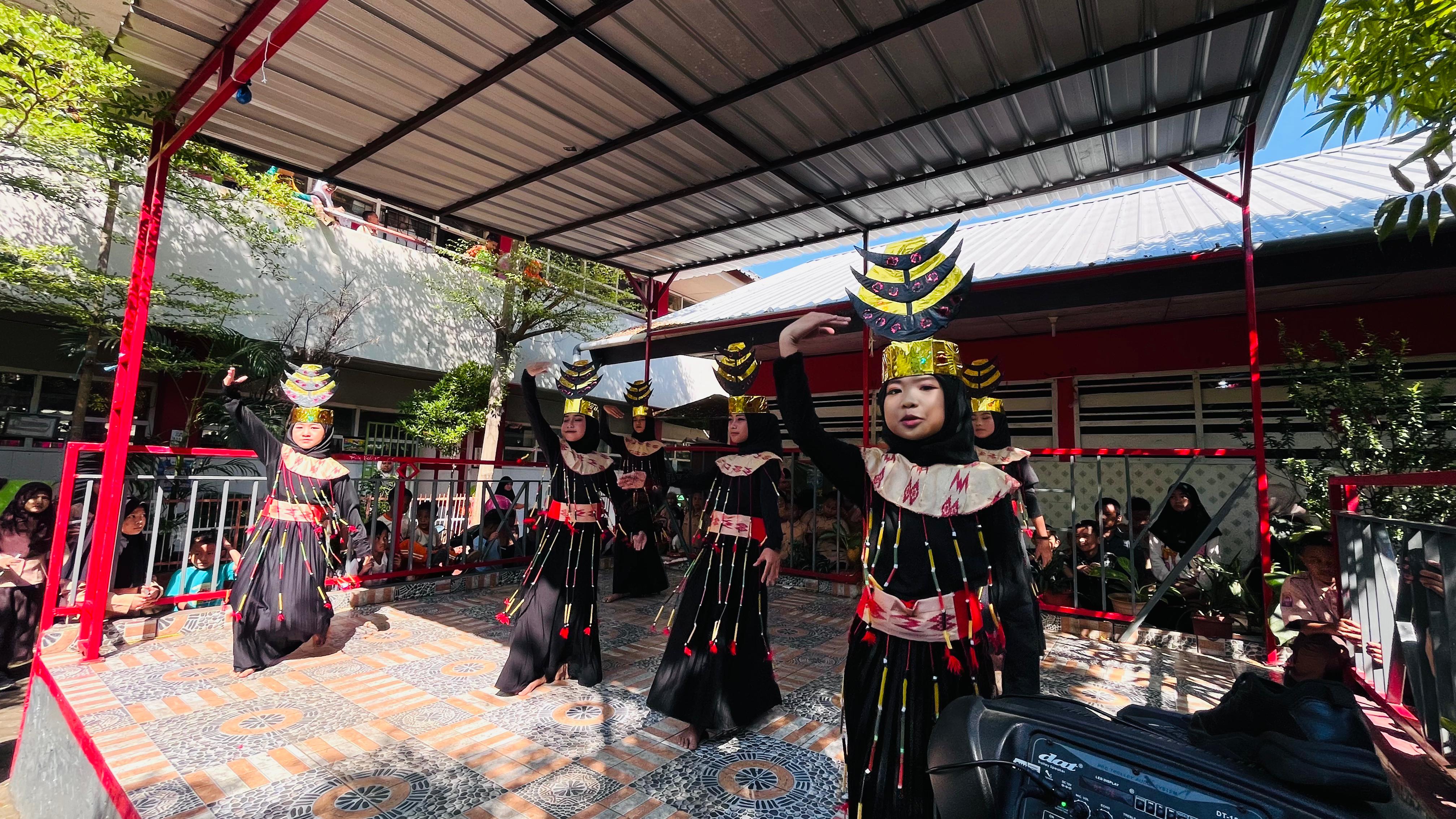 Rayakan Hari Anak Nasional dan Hari Puisi Indonesia, SD Negeri Borong Makassar Gelar Pentas Kreativitas Anak