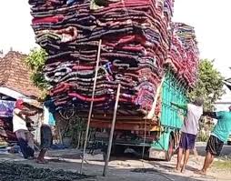 Viral! Truk Bawa Karpet di Cirebon Sarat Muatan