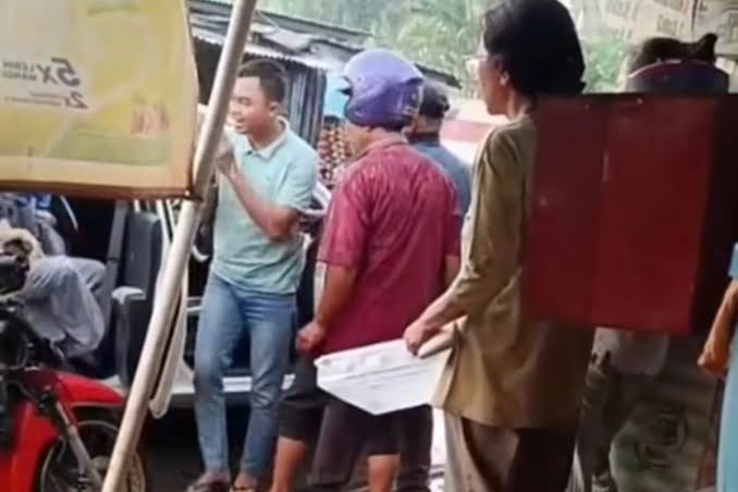 Viral! Penumpang Taksi Online Diturunkan Paksa Ojek Pangkalan