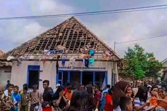 Viral! Warga Bakar Rumah Pelaku Rudakpaksa dan Pembunuhan di OKI