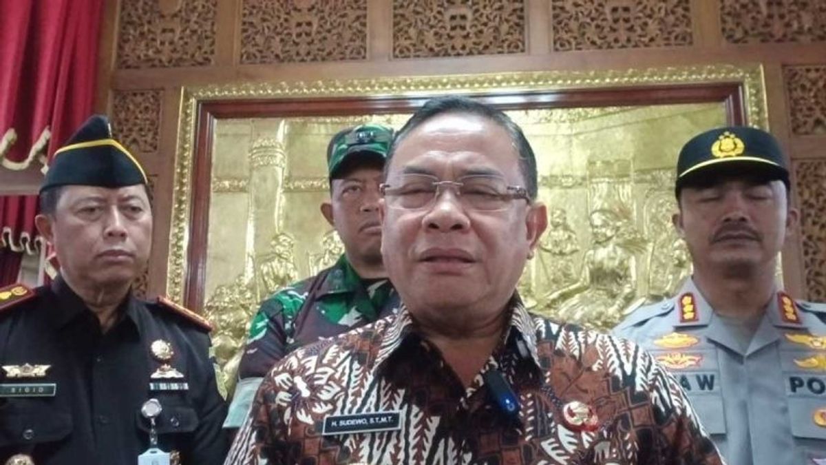 Bupati Pati Disoraki Warga hingga Dilempari Botol Air saat Temui Warga