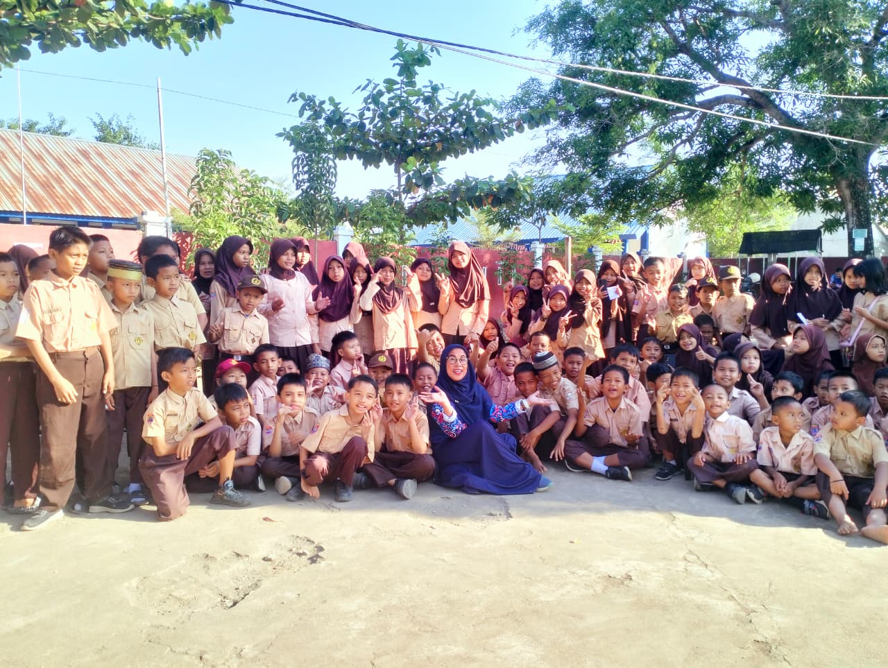 SD Negeri Parinring Makassar Gelar Dongeng Amal Bersama Kak Ahdan dan Deta