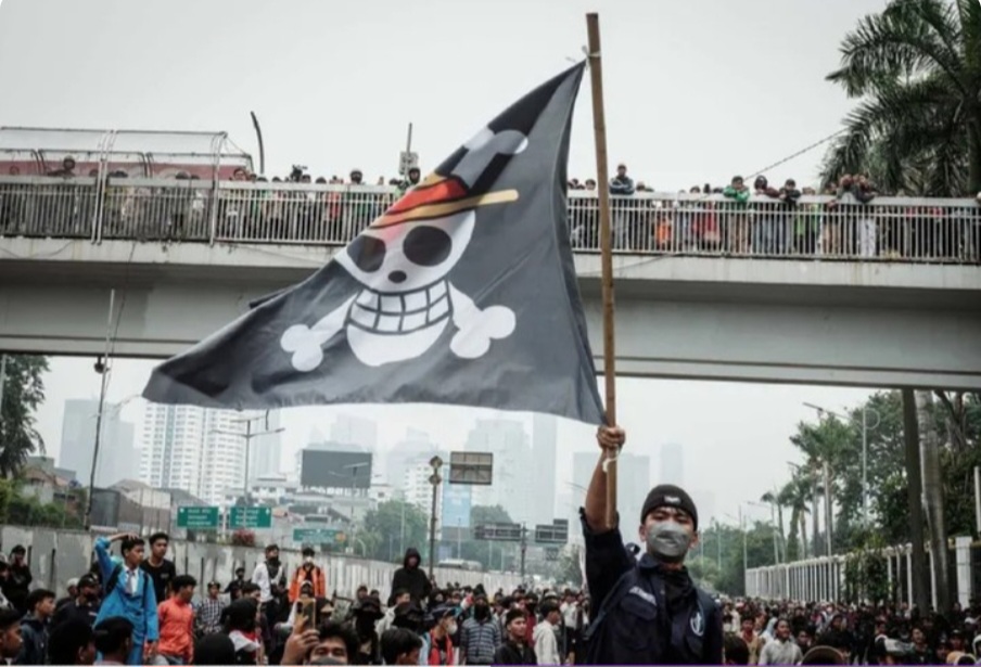 Bendera 'One Piece' Berkibar di Aksi Demo DPR