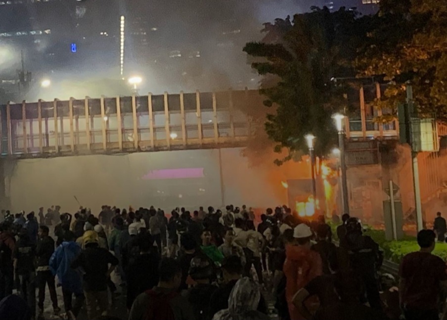 Tak Terkendali, Massa Aksi Bakar Halte Transjakarta