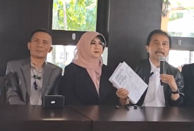 Roy Suryo Bocorkan Isi Buku 'Jokowi's White Paper'