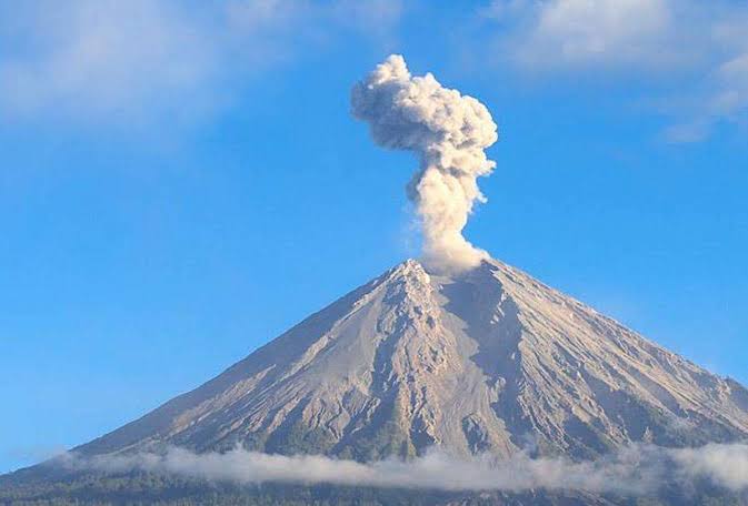 Gunung Semeru Erupsi Empat Kali
