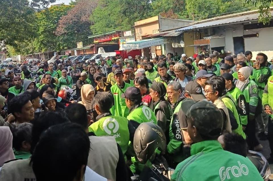 Peduli Keadaan Sosial, 98 Resolution Network Bagikan Sembako Kepada Ojok dan Masyarakat Bawah