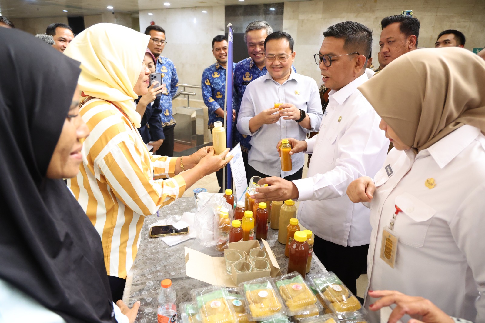 Gubernur Banten Andra Soni Borong Produk UMKM Lokal