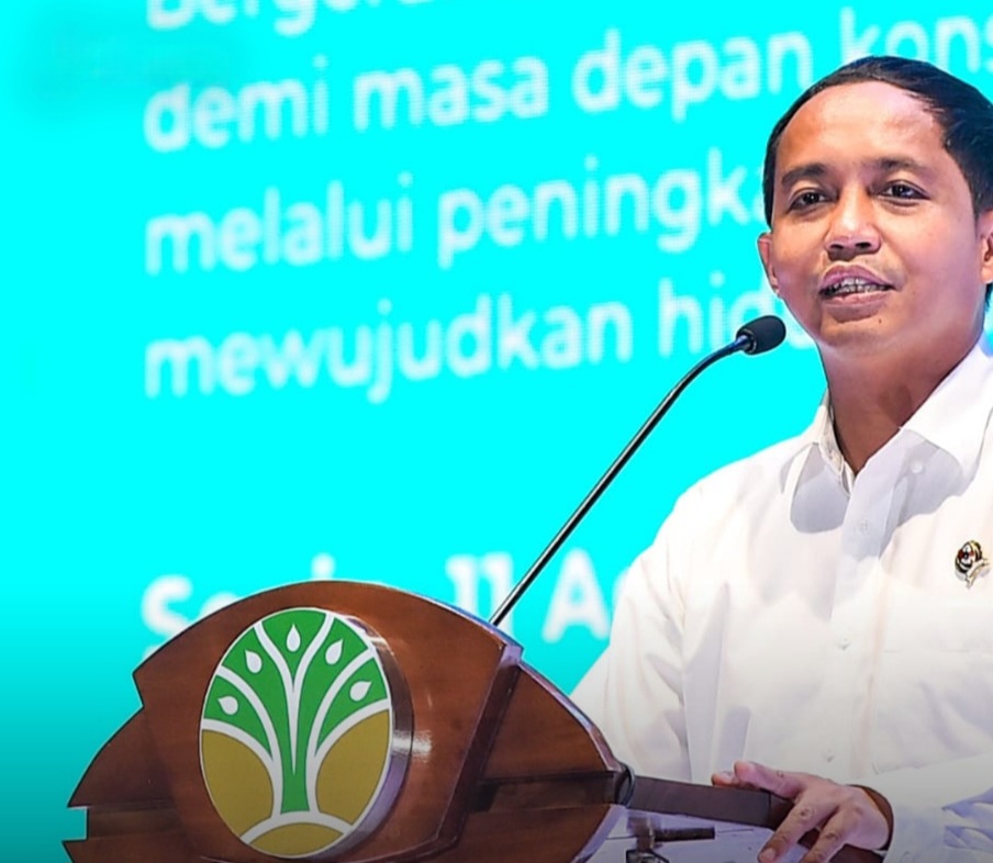 Menteri Raja Juli Viral Usai Fotonya Bermain Domino Bersama Tersangka Pembalakan Liar Beredar