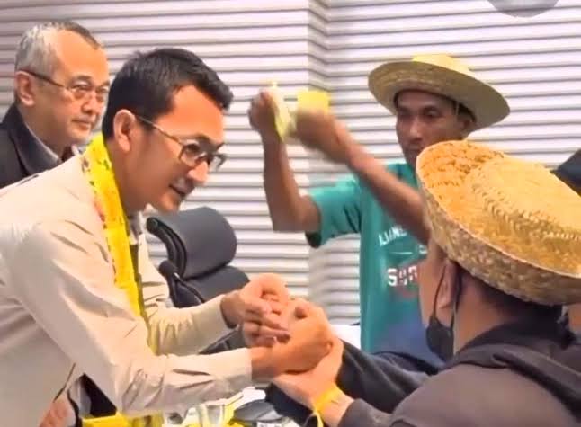 Kritik Simbolis, Warga Pati Bawa 'Jamu Tolak Angin' ke KPK