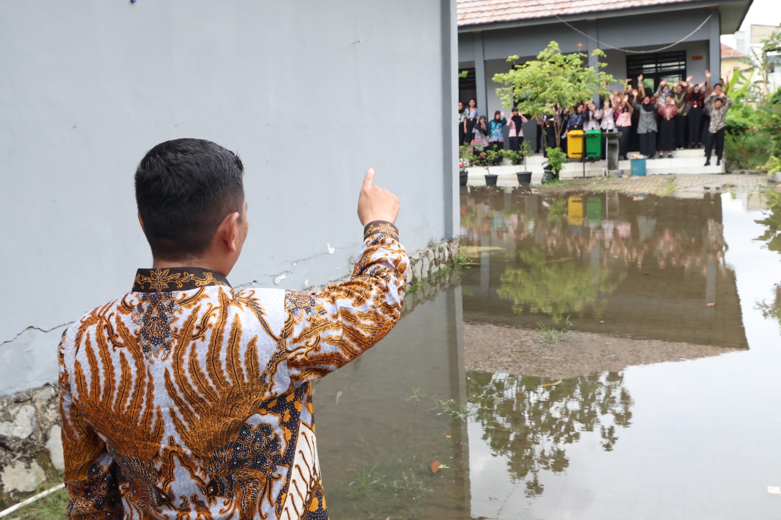 Kerap Kebanjiran, Gubernur Banten Siapkan Dua Opsi Untuk SMAN 15 Kota Tangerang