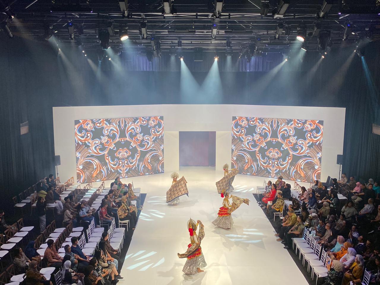 Karya Warga Binaan Guncang Panggung Solo Batik Fashion 2025