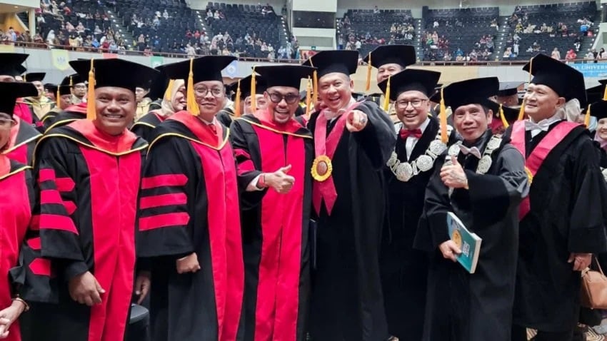 Sempat Menghilang, Sahroni Tiba-Tiba Muncul di Acara Wisuda S3