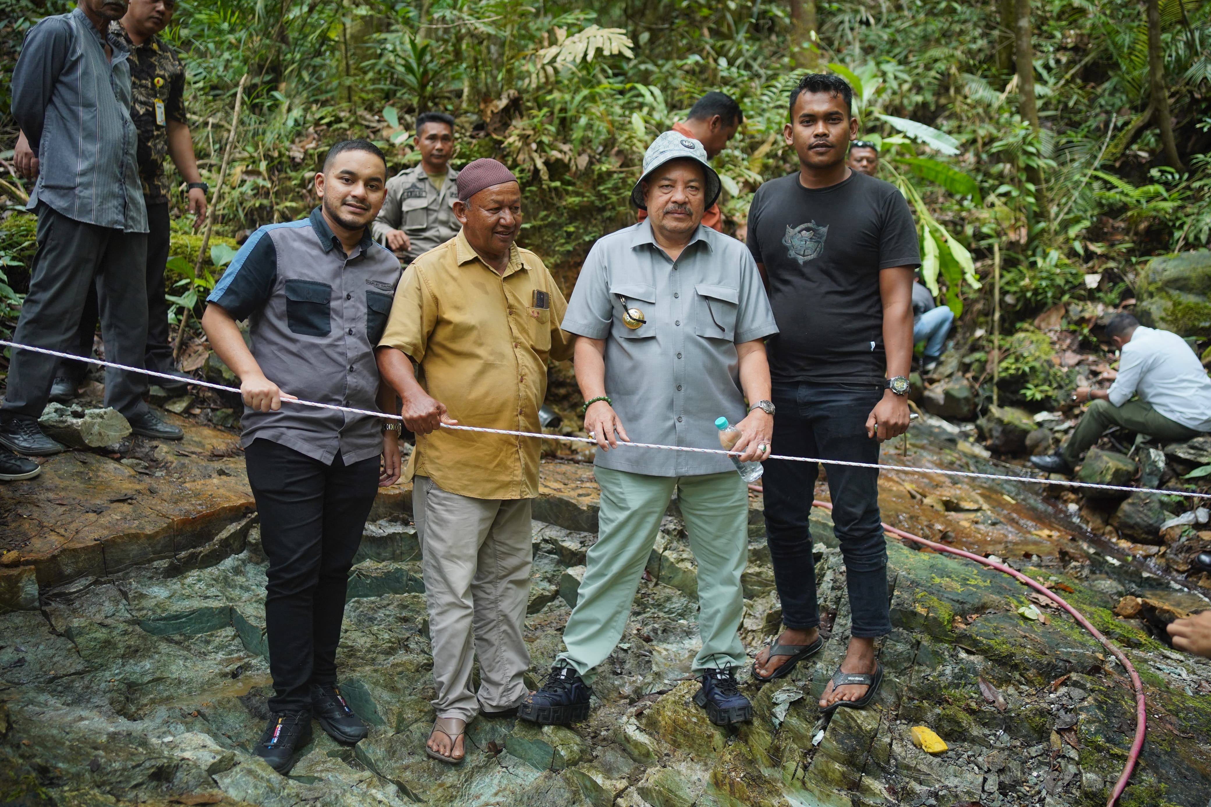 Gempar! Batu Giok Raksasa Ditemukan di Hutan Aceh