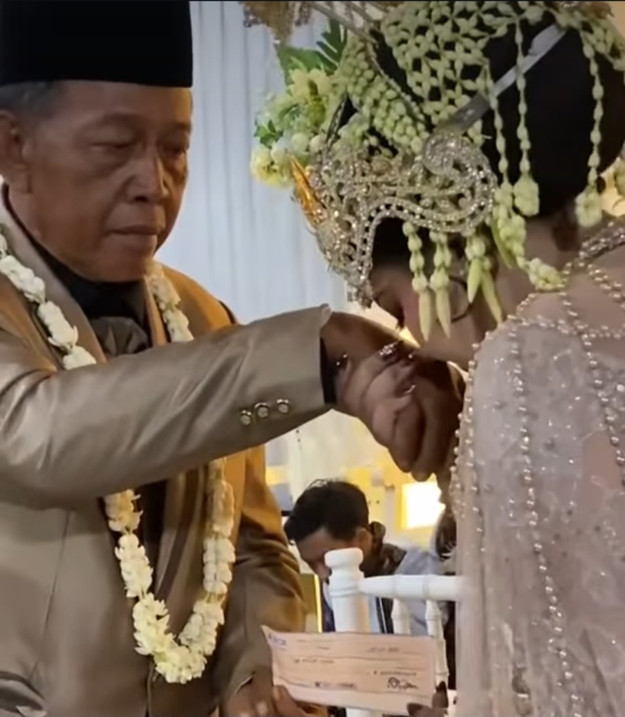 Viral! Gadis di Pacitan Dinikahi Kakek 74 Tahun