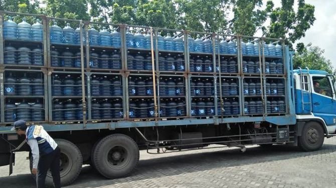Apa Benar Truk Pengangkut Air Mineral Aqua Itu ODOL?
