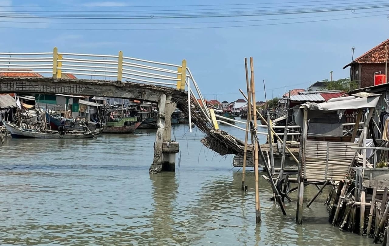 Jembatan Penghubung Ambruk, Warga Desak Pemda Segera Perbaiki