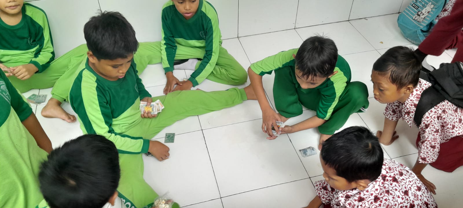 Anak-Anak SD Negeri Borong Makassar Lebih Suka Main Kuartet Dibanding Handphone