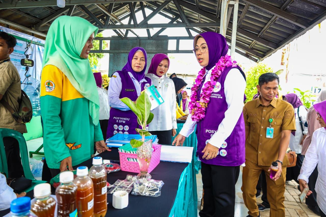 Berbaur dengan Warga, Tinawati Andra Soni Kagumi Posyandu di Tangsel 
