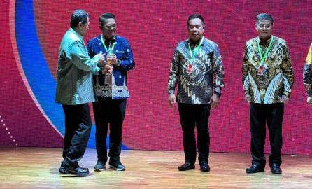 Serius Tangani Karhutla, Pemprov Riau Terima Penghargaan Bhumandala Awards Tahun 2025