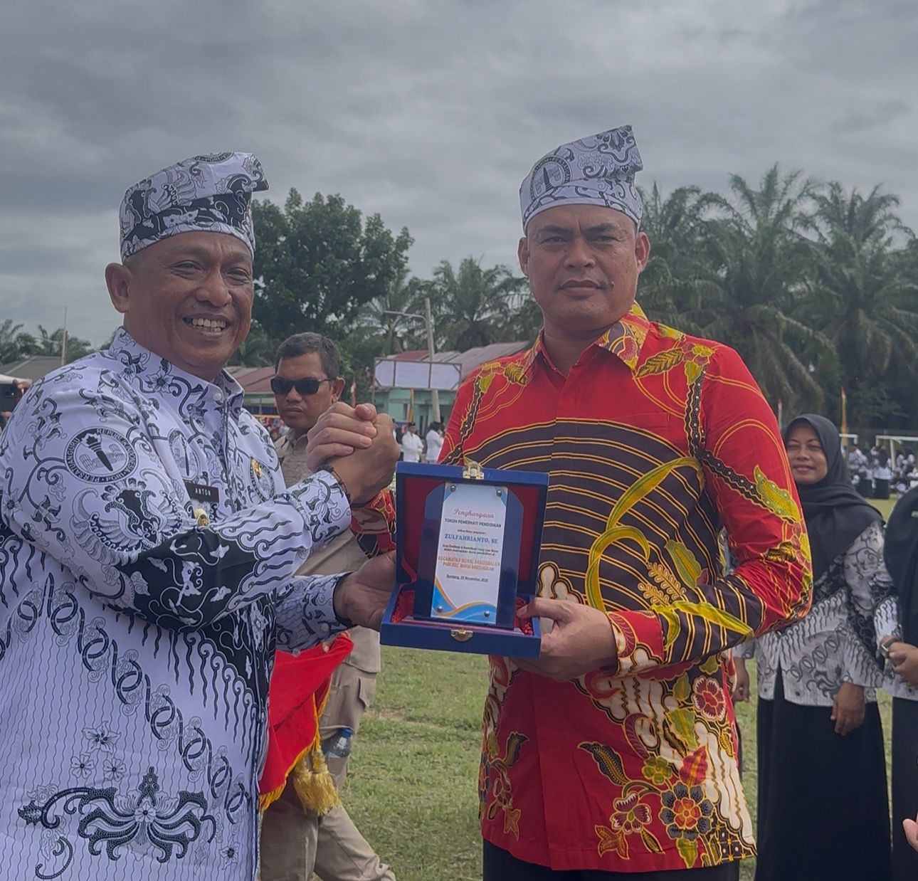 Zulfahrianto, S.E Terima Penghargaan Sebagai Tokoh Pemerhati Pendidikan Kecamatan Bonai Darussalam