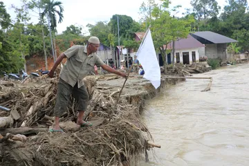 Warga Aceh Angkat Bendera Putih