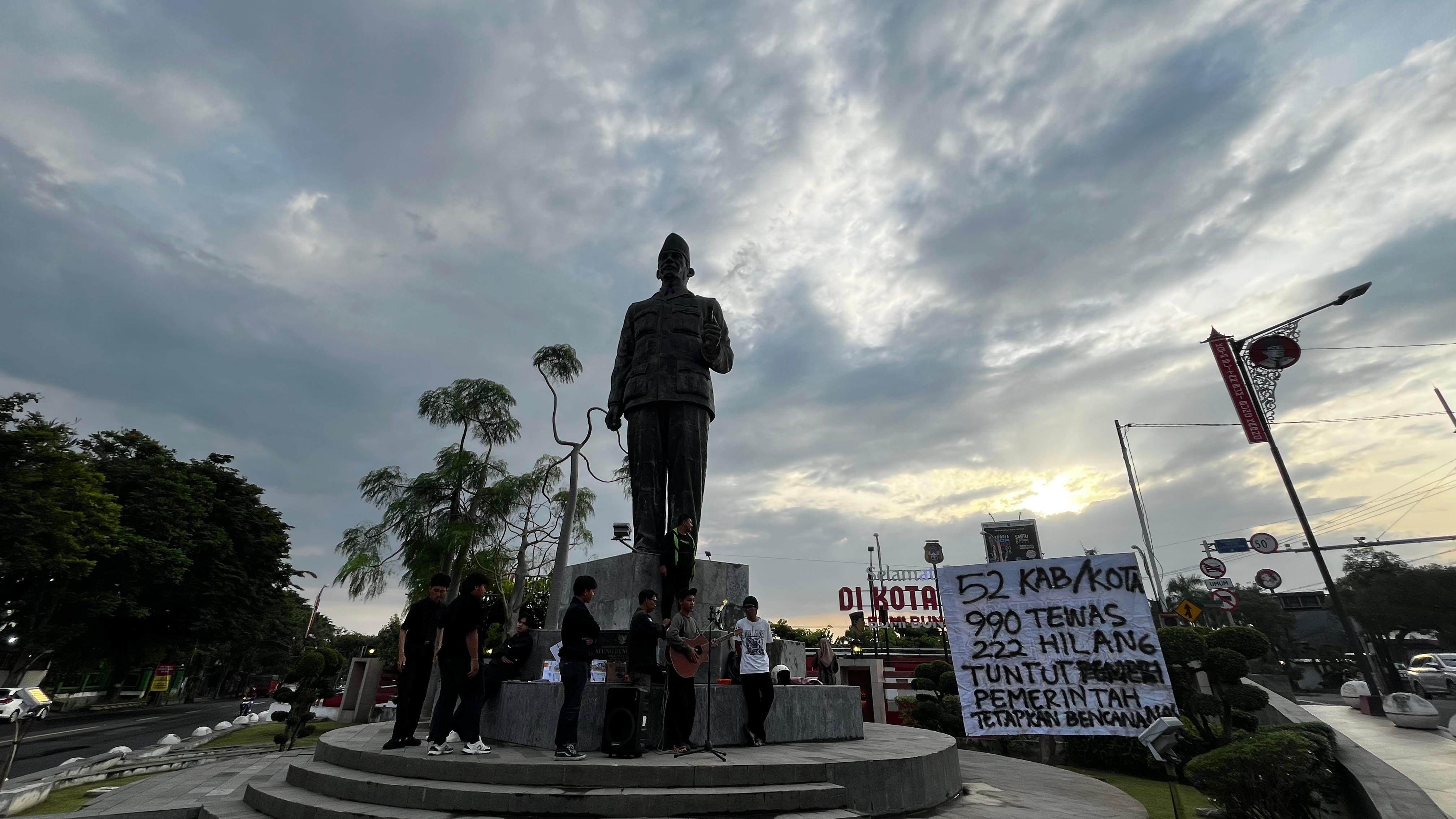 HMI Blitar Demo Kritisi Pemerintah Pusat Lamban Penetapan Bencana Nasional