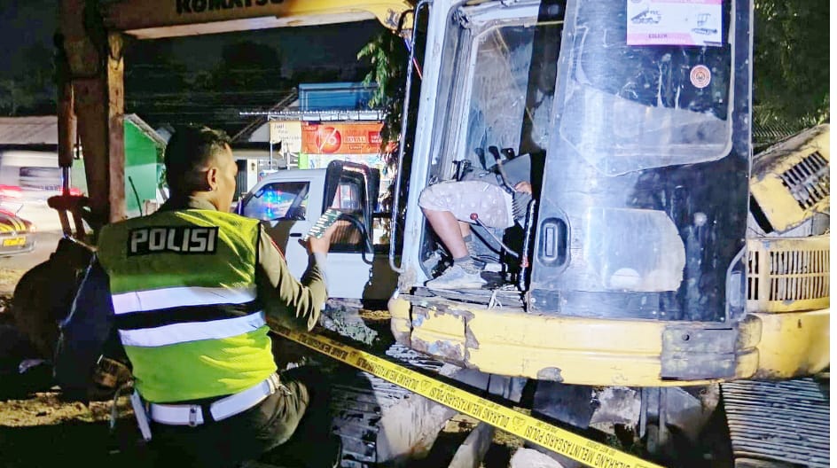 Diduga Serangan Jantung Operator Alat Berat Meninggal Dalam Kabin Excavator