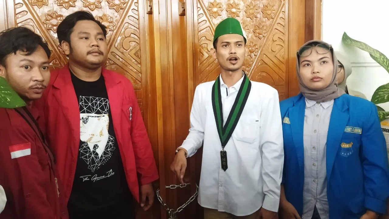 Kantor Wali Kota Cilegon Disegel Mahasiswa