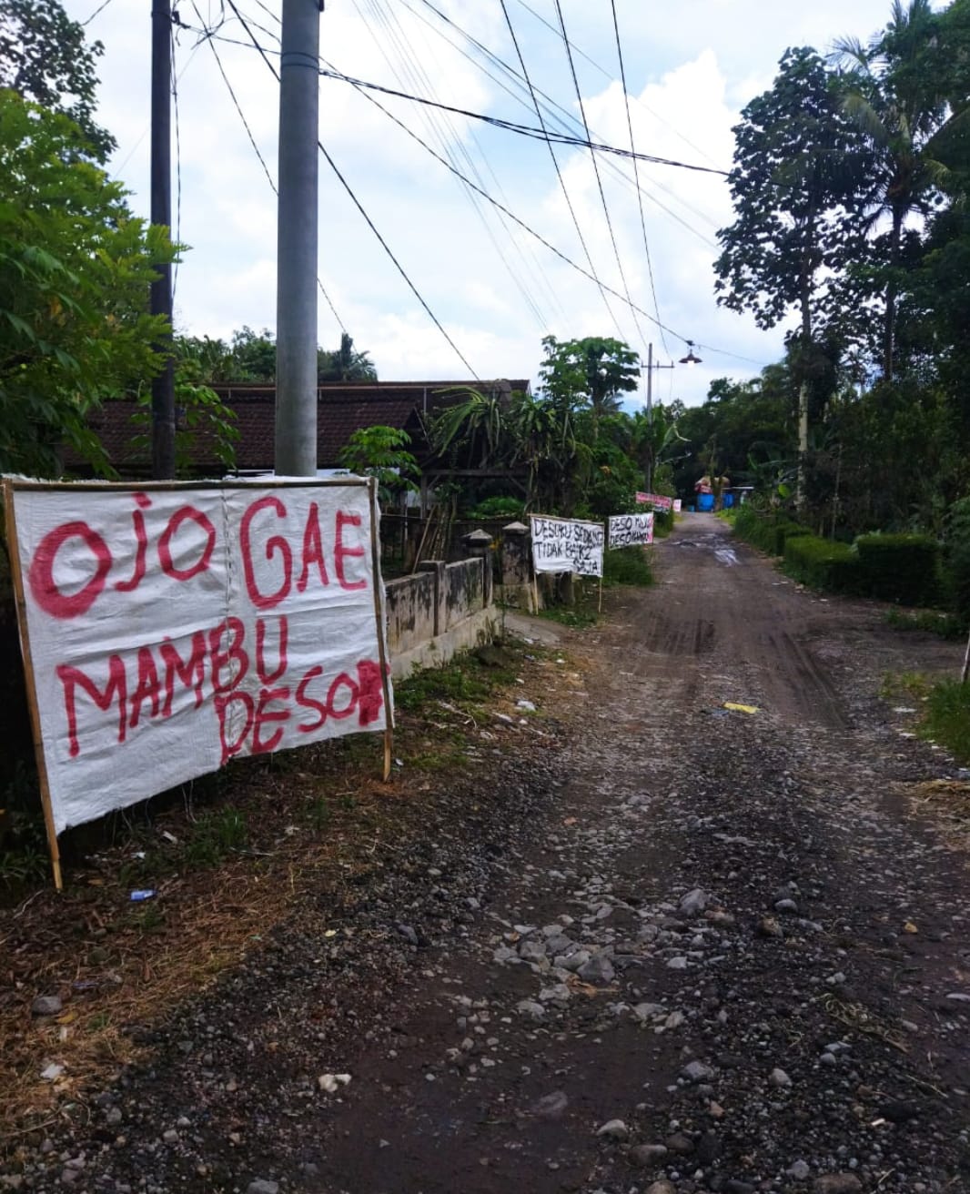 Warga Dusun Bintang Ngaringan Ancam Blokade Jalan ke Kandang Ayam CV Bumi Indah, Bau Limbah Dinilai Tak Tertangani