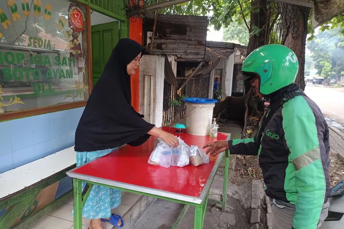 Pedagang Warteg Gelar Aksi Tolak Larangan Penjualan Rokok