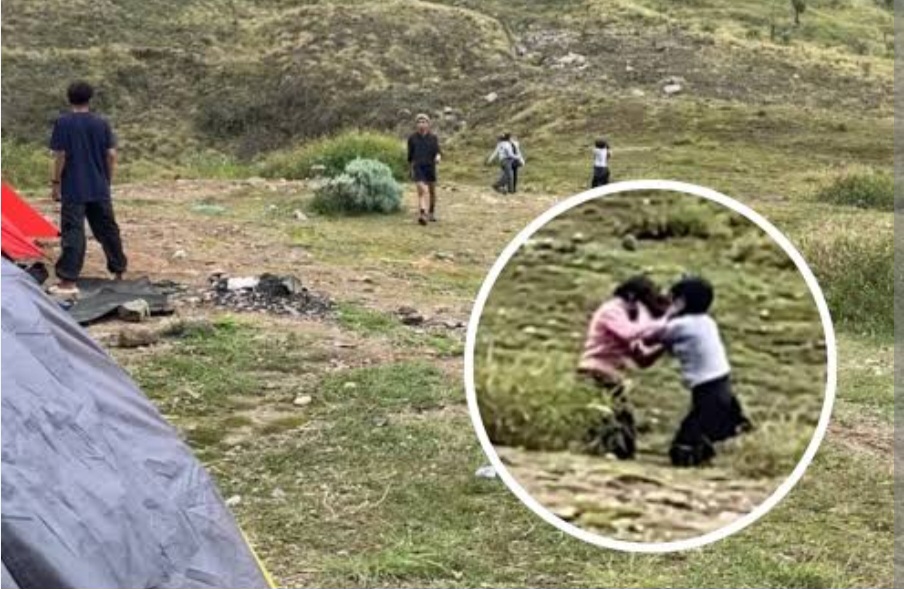 Viral! Diduga Masalah Cowok, Dua Perempuan saling Jambakan di Gunung Talang