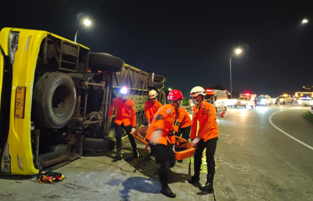 Sebuah Bus Terguling di Semarang, 15 Penumpang Tewas