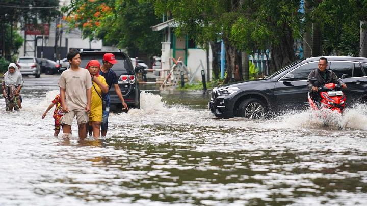 Banjir Masih Hantui Jakarta, Pramono Salahkan Warga Buang Sampah Sembarangan