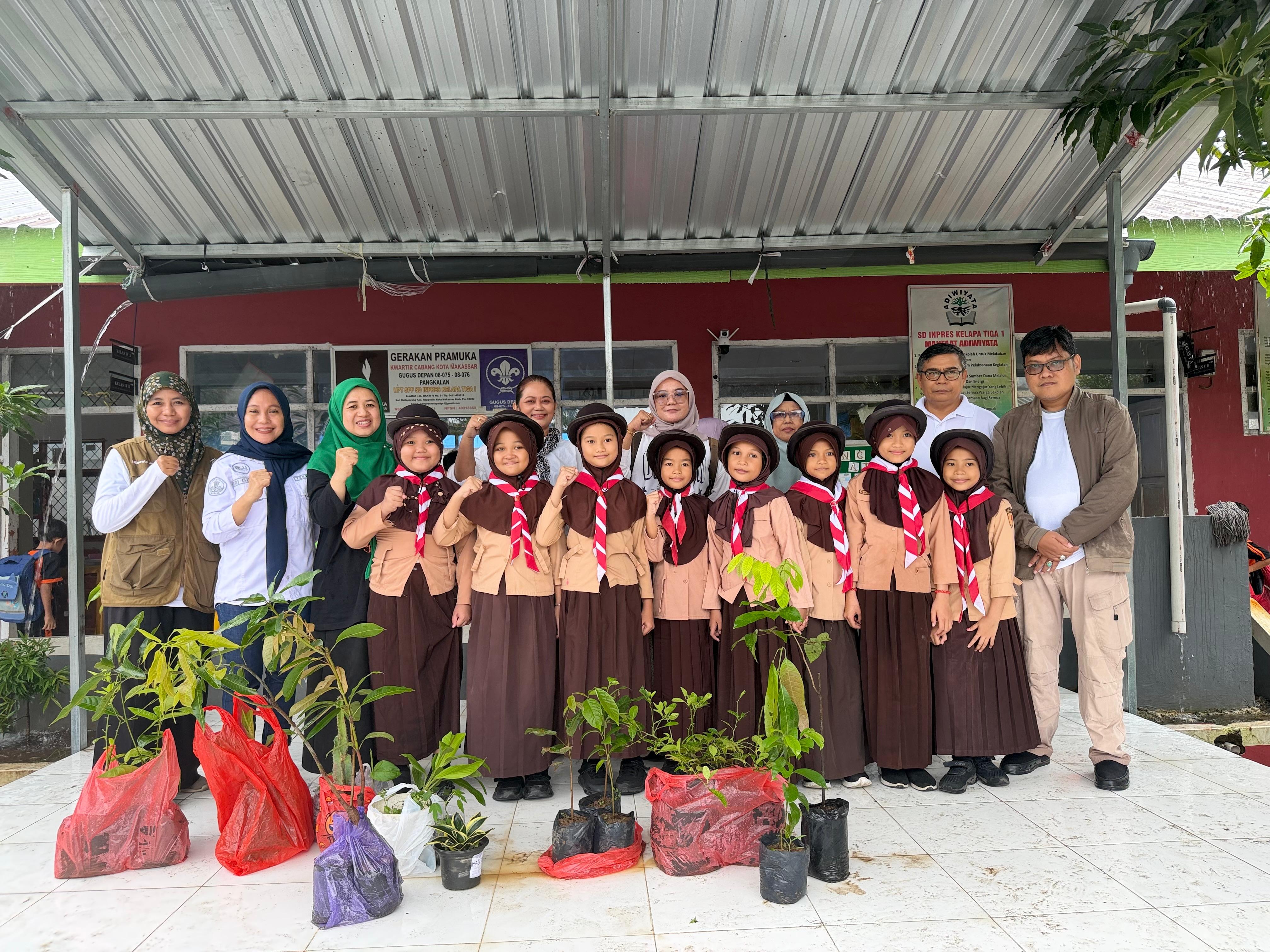 Sejumlah Dosen Gelar Gerakan Menanam Pohon di SD Inpres Kelapa Tiga 1 Makassar
