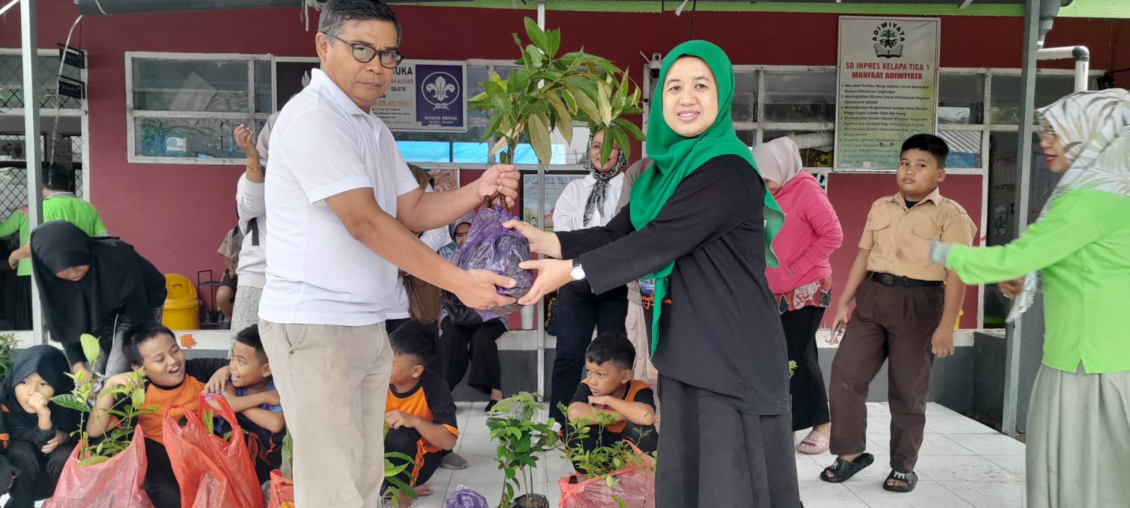 Rahmawati, S.Pd, M.Pd, Kepala UPT SPF SD Inpres Bertingkat Kelapa Tiga Makassar Apresiasi Kegiatan Pengabdian Masyarakat oleh Dosen Lintas Kampus