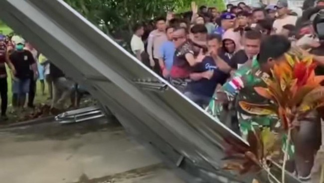 Diduga 5 Oknum TNI AL Keroyok Guru, Mako Lanal Diserang Warga