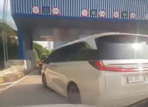 Viral! Mobil Beropol RI 25 Diduga Terobos Antrean Gerbang Tol