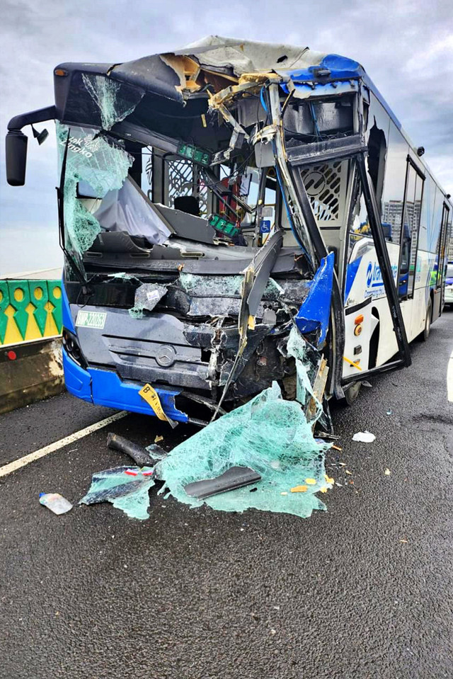 Polisi Ungkap Kronologi Adu Banteng Bus Transjakarta di Jalur Langit