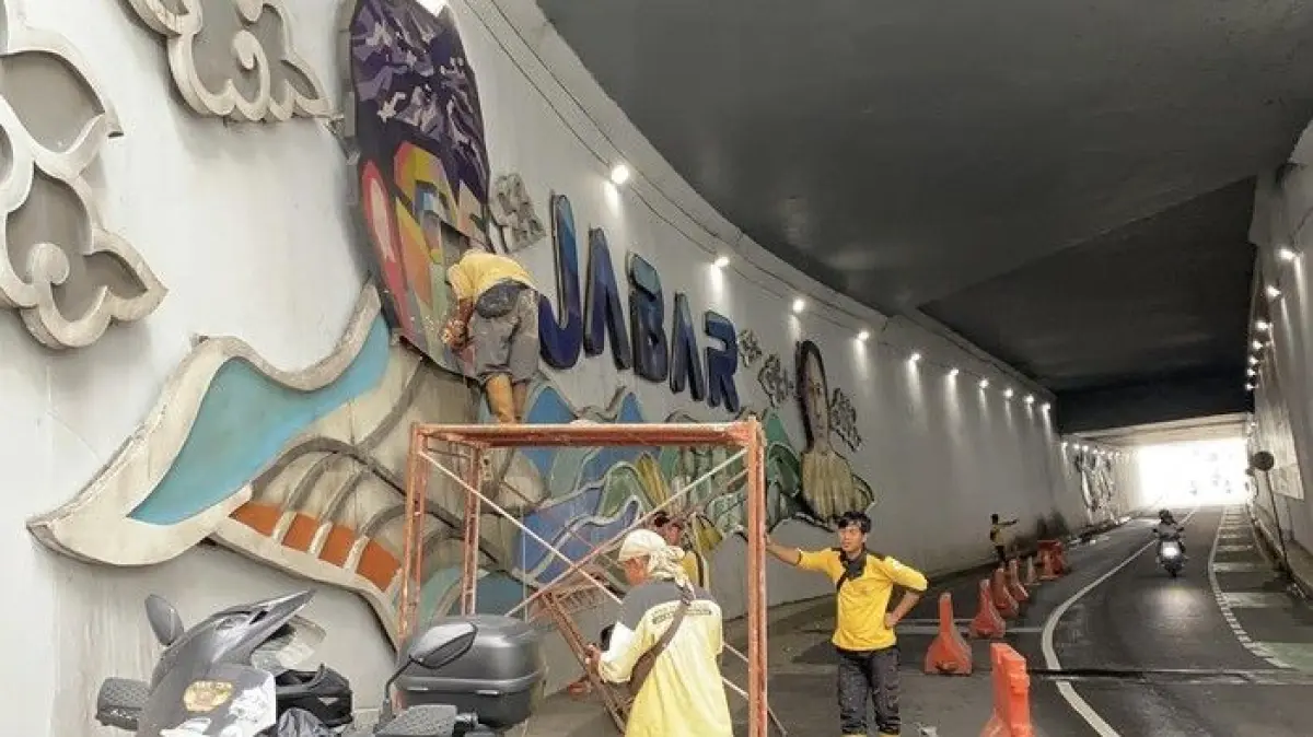 Petugas Copot Ikon Bergambar Ridwan Kamil di Sepanjang Underpass Dewi Sartika Depok
