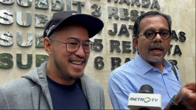 Komika Pandji Didampingi Haris Azhar Sambangi Polda Metro Jaya