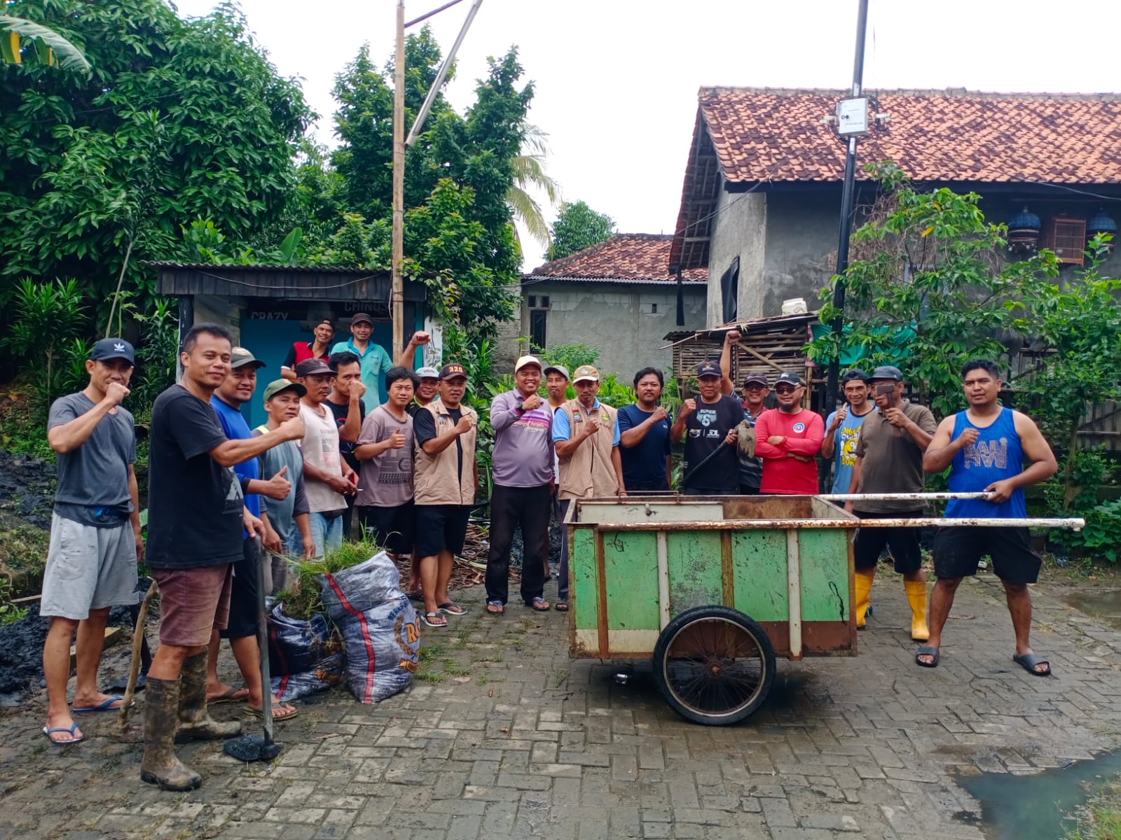 Antisipasi Luapan Air, Pengurus Lingkungan dan Warga Taman Akasia Kerja Bakti Keruk Lumpur Got