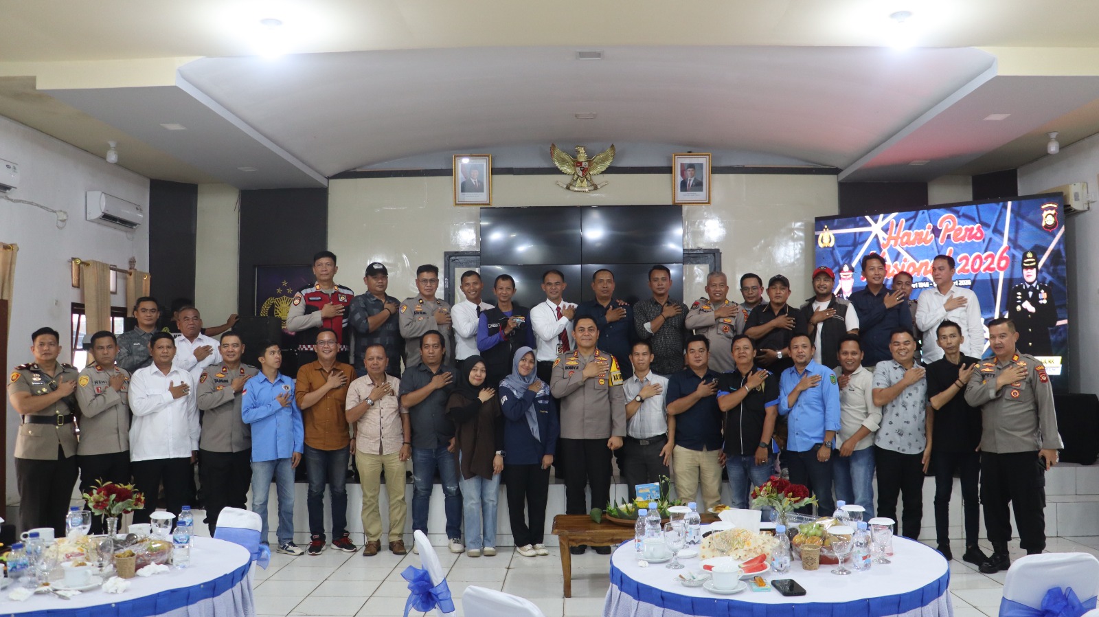 Rayakan HPN 2026, Kapolres Prabumulih Potong Tumpeng Bersama Insan Pers