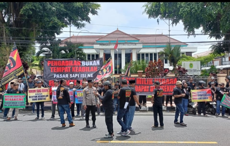 Soroti Dugaan Kejanggalan Putusan Sengketa Aset di Jalan Mastrip, Ratusan Massa GPI Aksi Kepung Kantor PN Blitar